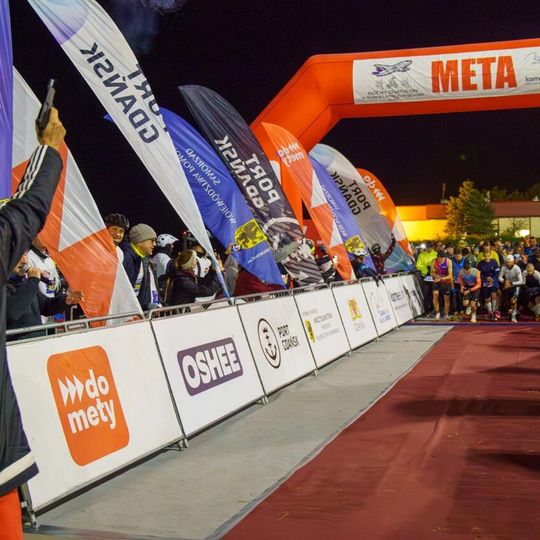 nocny duathlon 2025 na lotnisku w Gdańsku