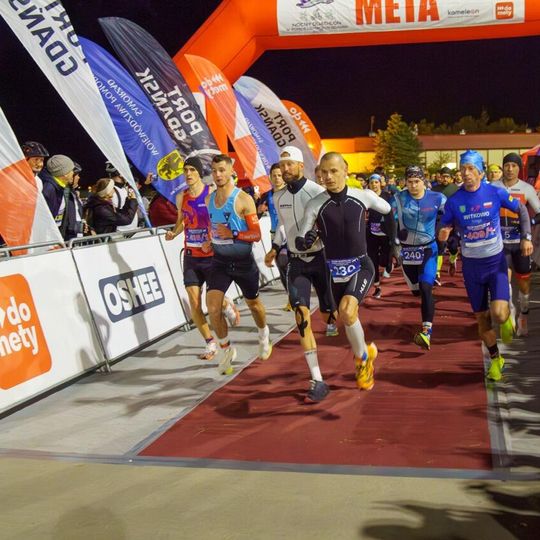 nocny duathlon 2025 na lotnisku w Gdańsku