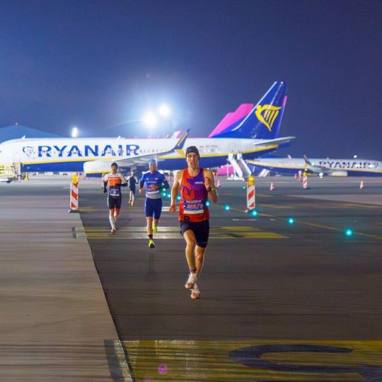 nocny duathlon 2025 na lotnisku w Gdańsku