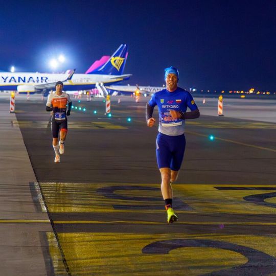 nocny duathlon 2025 na lotnisku w Gdańsku