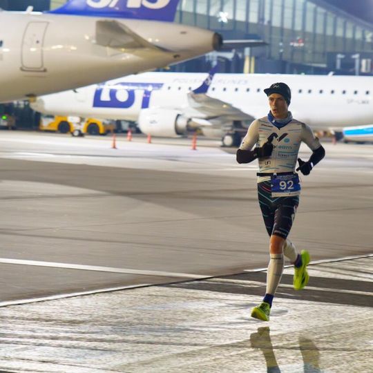 nocny duathlon 2025 na lotnisku w Gdańsku