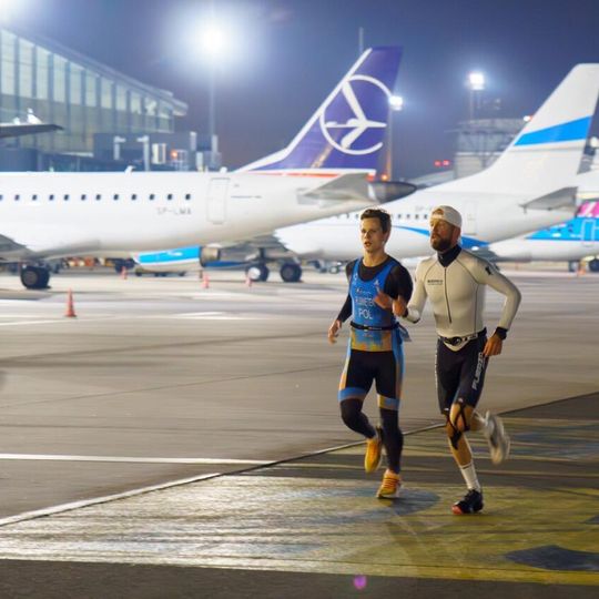 nocny duathlon 2025 na lotnisku w Gdańsku