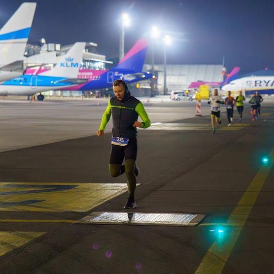nocny duathlon 2025 na lotnisku w Gdańsku
