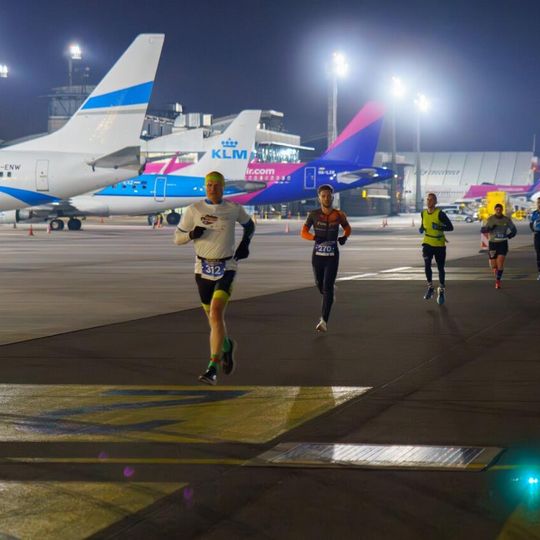 nocny duathlon 2025 na lotnisku w Gdańsku