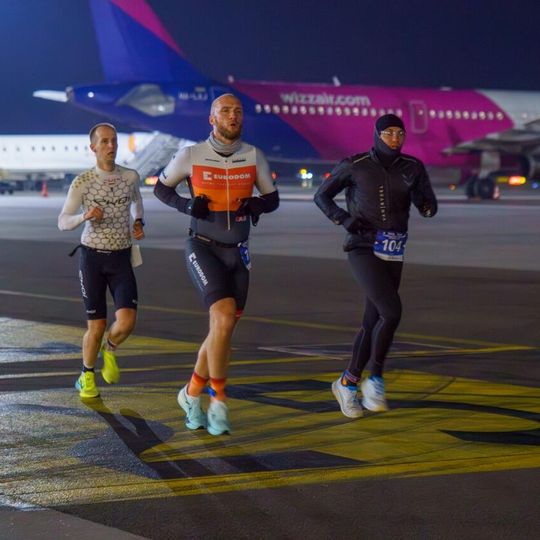 nocny duathlon 2025 na lotnisku w Gdańsku