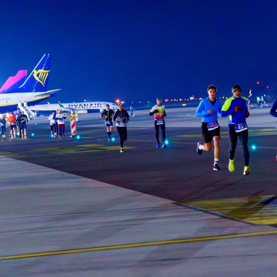 nocny duathlon 2025 na lotnisku w Gdańsku