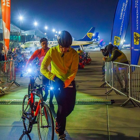 nocny duathlon 2025 na lotnisku w Gdańsku