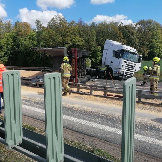 rozsypana kukurydza na autostradzie A1 w Bielawkach