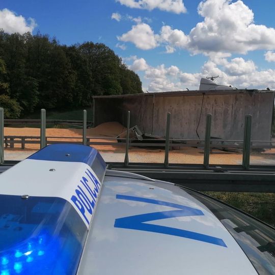 rozsypana kukurydza na autostradzie A1 w Bielawkach