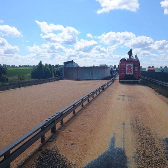 rozsypana kukurydza na autostradzie A1 w Bielawkach