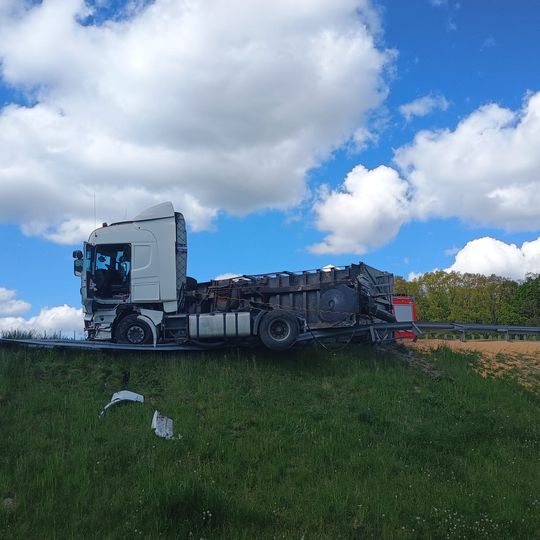 rozsypana kukurydza na autostradzie A1 w Bielawkach