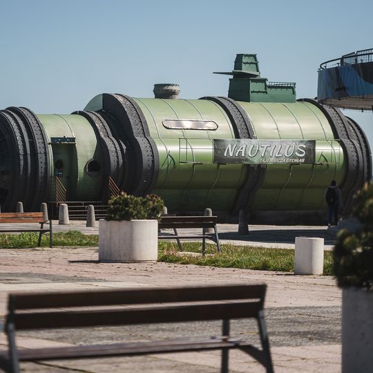 Kino „Nautilus” w Gdyni. Łódź podwodna na molo