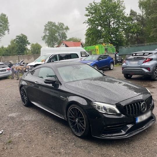 Rozbita międzynarodowa szajka złodziei aut. Policja odzyskała luksusowe samochody w Drewnicy