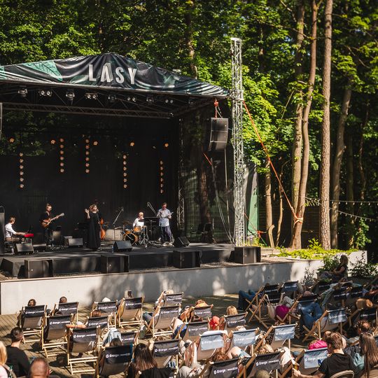 Maja Kleszcz w Operze Leśnej w Sopocie z projektem Osiecka de Luxe