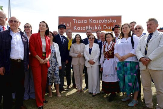 odsłonięcie pierwszej dwujęzycznej tablicy na Trasie Kaszubskiej