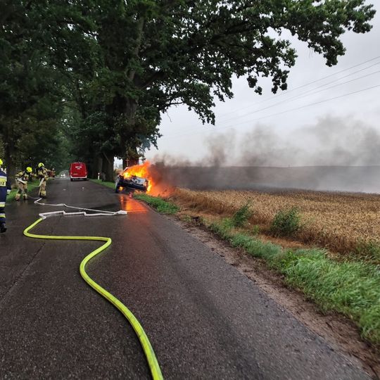 Groźny wypadek w Janiszewie pod Pelplinem. Samochód stanął w ogniu