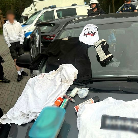 Udaremniona ustawka pseudokibiców w powiecie lęborskim. Ucieczka przez las i kłody na drodze