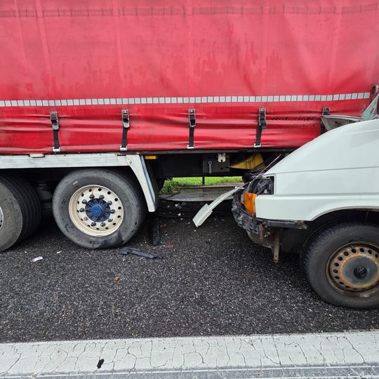 Obwodnica Trójmiasta. Groźny wypadek. Wbił się busem pod naczepę