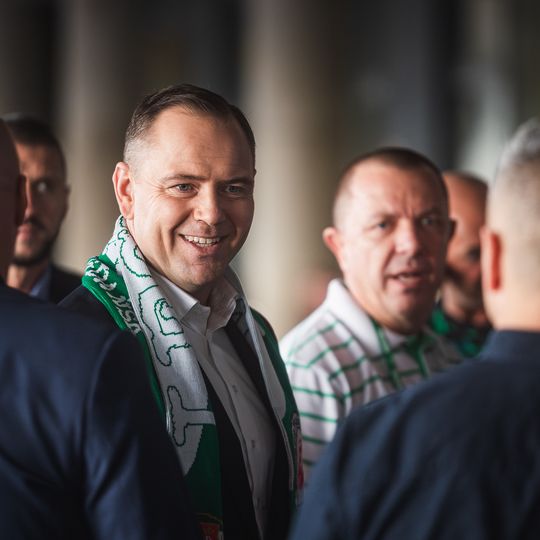 Karol Nawrocki na meczu Lechii Gdańsk. Transparent i skandowanie kibiców