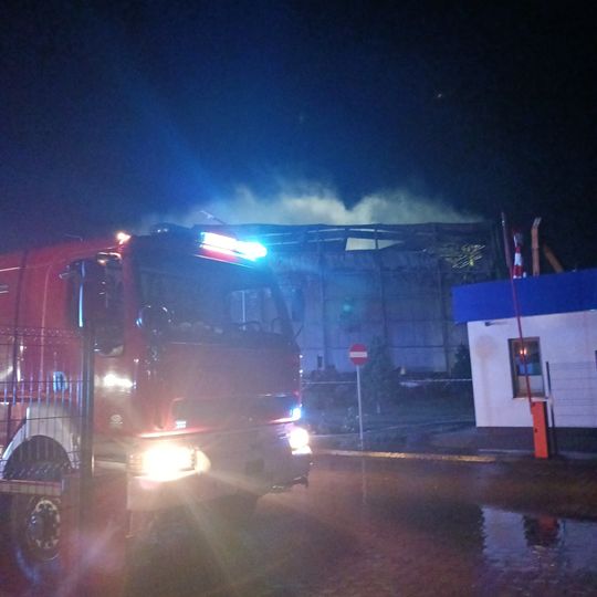 Pożar zakładów mięsnych w Kawlach. Poszukiwania ratownika i prace rozbiórkowe
