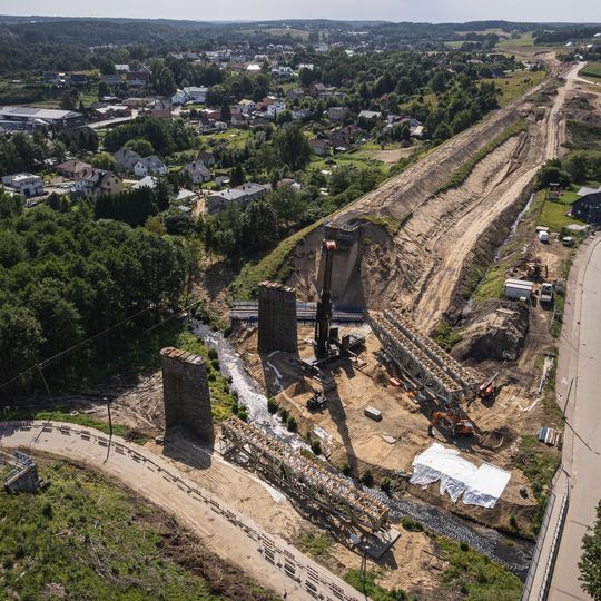 Trwa rozbiórka zabytkowego mostu kolejowego w Żukowie