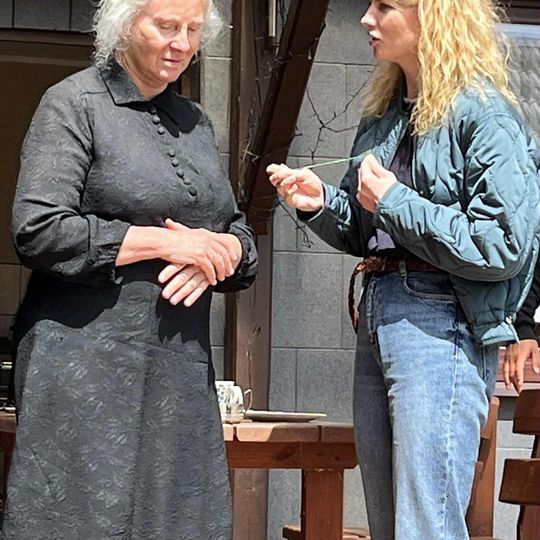 Agnieszka Mandat (Róża Budzisz) i serialowa profilerka policji Wiktoria Gorodeckaja (Julia Wigier)