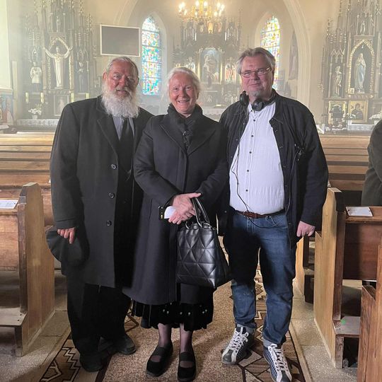 Kajetan Wolniewicz (Gerard Budzisz) i Agnieszka Mandat (Róża Budzisz) z Arturem Jabłońskim podczas kręcenia sceny pogrzebu w kościele w Kuźnicy