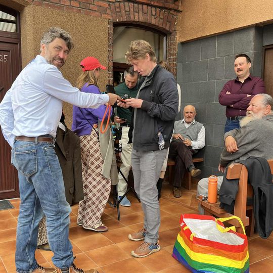 na pierwszym planie Marcin Czarnik (Max Budzisz) i reżyser serialu Tomasz Szafrański