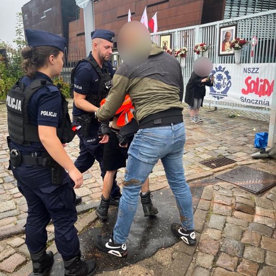 zatrzymanie wandali przy Bramie nr 2 Stoczni Gdańskiej