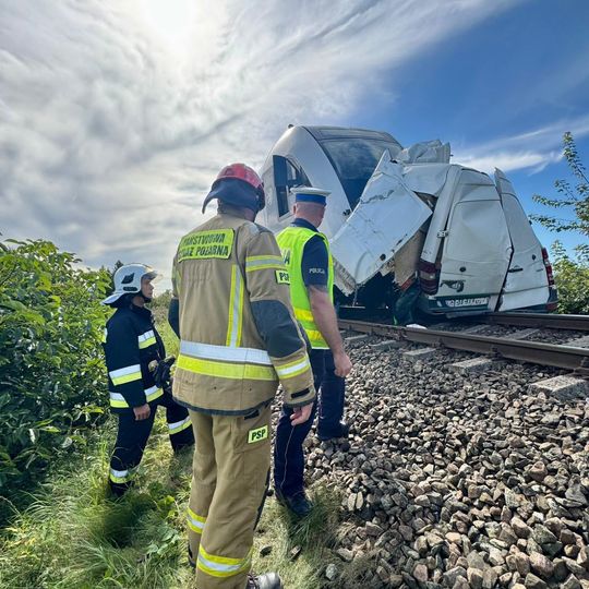 Wypadek na przejeździe kolejowym w Żelistrzewie. Ewakuowano 300 pasażerów pociągu Gdynia - Hel. Lądował śmigłowiec LPR