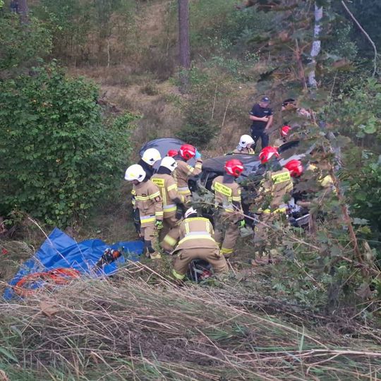 Wypadek na trasie Brusy–Chojnice. Auto wypadło z drogi i spadło z nasypu