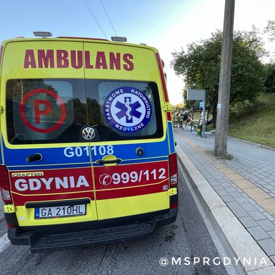 Wypadek w Gdyni! Auto uszkodziło przystanek