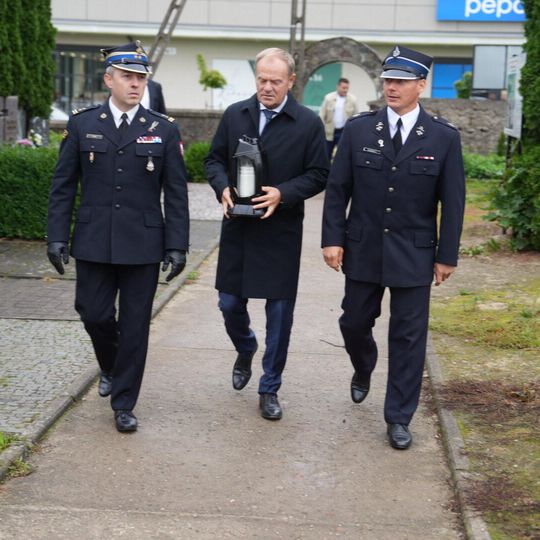 Premier Donald Tusk na grobie druha OSP Sierakowice Krystiana Dułaka