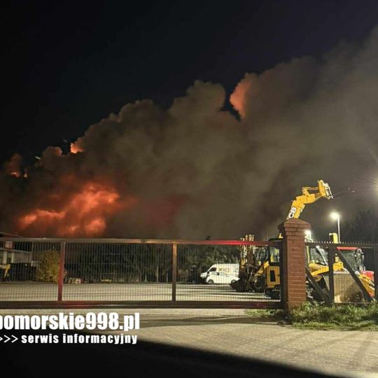 Potężny pożar fabryki w Rusocinie! Zobacz zdjęcia z akcji gaśniczej