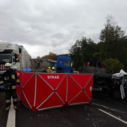 Śmiertelny wypadek na węźle Bożepole Wielkie! Jedna osoba nie żyje, dwie zostały ranne