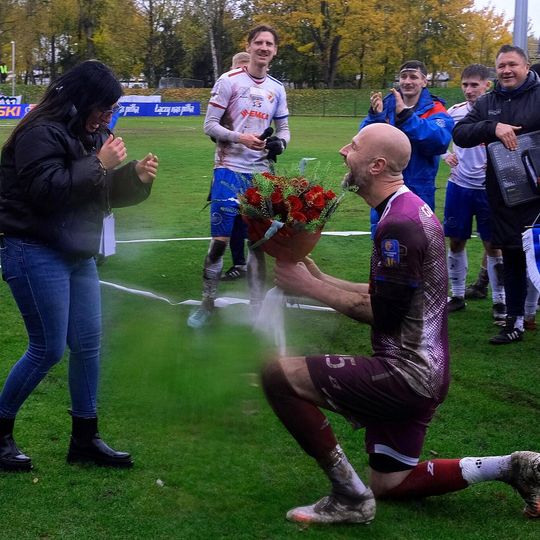 Bramkarz Gryfa Słupsk oświadczył się po meczu z Lechem Poznań!