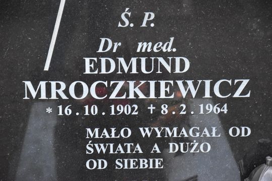 Zasłużeni dla powiatu i Kaszub. Spoczywają na kartuskich cmentarzach