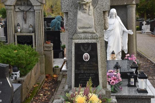 Zasłużeni dla powiatu i Kaszub. Spoczywają na kartuskich cmentarzach