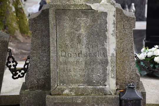 Zasłużeni dla powiatu i Kaszub. Spoczywają na kartuskich cmentarzach