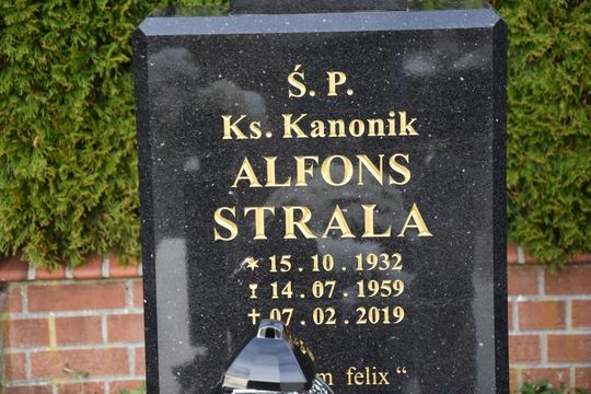 Zasłużeni dla powiatu i Kaszub. Spoczywają na kartuskich cmentarzach