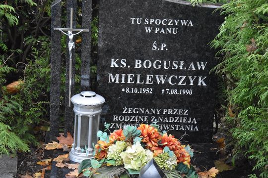 Zasłużeni dla powiatu i Kaszub. Spoczywają na kartuskich cmentarzach