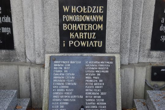 Zasłużeni dla powiatu i Kaszub. Spoczywają na kartuskich cmentarzach