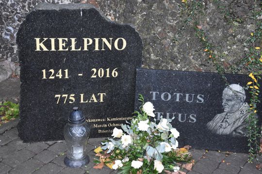 Zasłużeni dla powiatu i Kaszub. Spoczywają na kartuskich cmentarzach