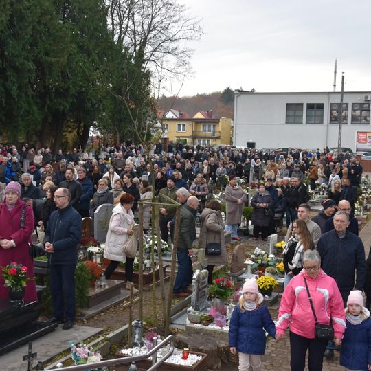 Wszystkich Świętych w Kartuzach. Procesja przeszła alejkami górnego cmentarza