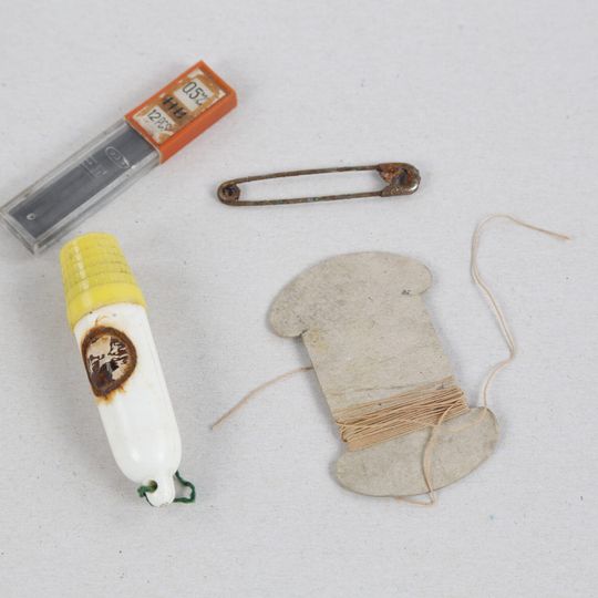 podręczny zestaw do szycia ze śladami rdzy oraz wkłady grafitowe do ołówka