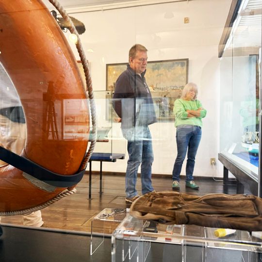 Grzegorz Sudwoj wraz z małżonką na wystawie stałej prezentującej m.in. osobiste pamiątki związane z katastrofą promu „Jan Heweliusz”