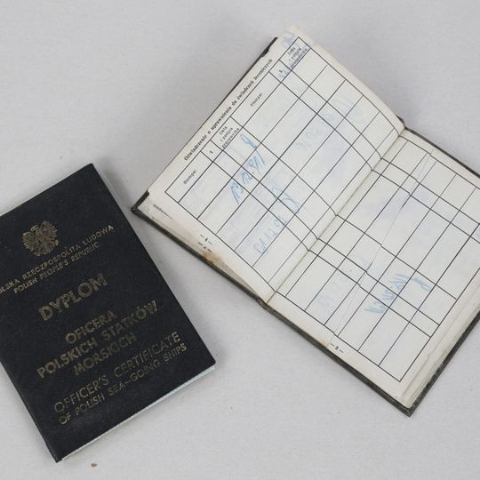 dyplom oficerski i legitymacja ubezpieczeniowa członka załogi „Jana Heweliusza”