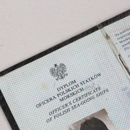 dyplom oficerski ukazujący pismo rozmyte przez morską wodę