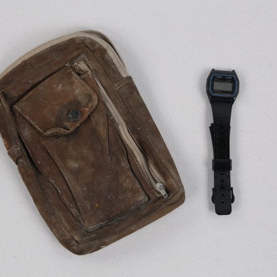 zniszczona przez wodę skórzana saszetka i popularny w latach 90. XX w. zegarek elektroniczny Casio – przedmioty wydobyte z dna po katastrofie promu