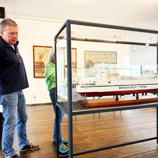 Grzegorz Sudwoj wraz z małżonką na wystawie stałej prezentującej m.in. osobiste pamiątki związane z katastrofą promu